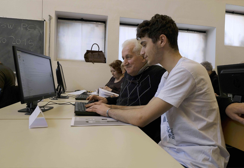Giovani e anziani: Cesano Boscone, nel Centro di formazione Sacra Famiglia studenti insegnano a over 60 l’uso di Internet