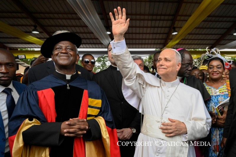 Leone XIV all’Università Cattolica in Camerun: «L’IA riorganizza i nostri ambienti mentali e sociali»