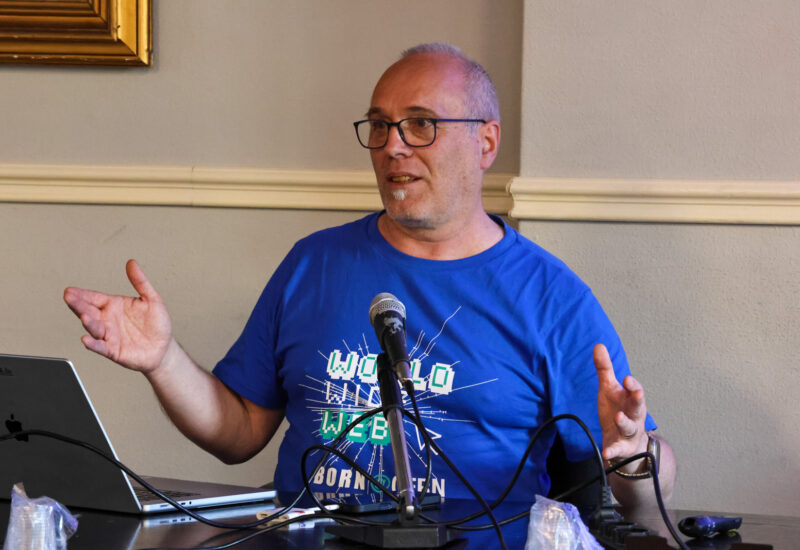 Dieci parrocchie, una sola app: il pastore protestante che programma con l’IA «senza scrivere una riga di codice»