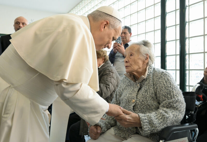 Leone XIV nel messaggio per i nonni e gli anziani: «La cultura digitale moltiplica le connessioni, ma il cuore ha bisogno di prossimità»