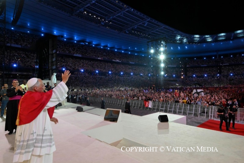 Il Papa ai giovani allo Stade de France: «L’affaticamento da schermo» e il silenzio «così raro e così necessario»
