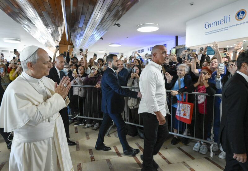 In preghiera per Leone XIV: dal Rosario al Gemelli alle veglie nelle diocesi